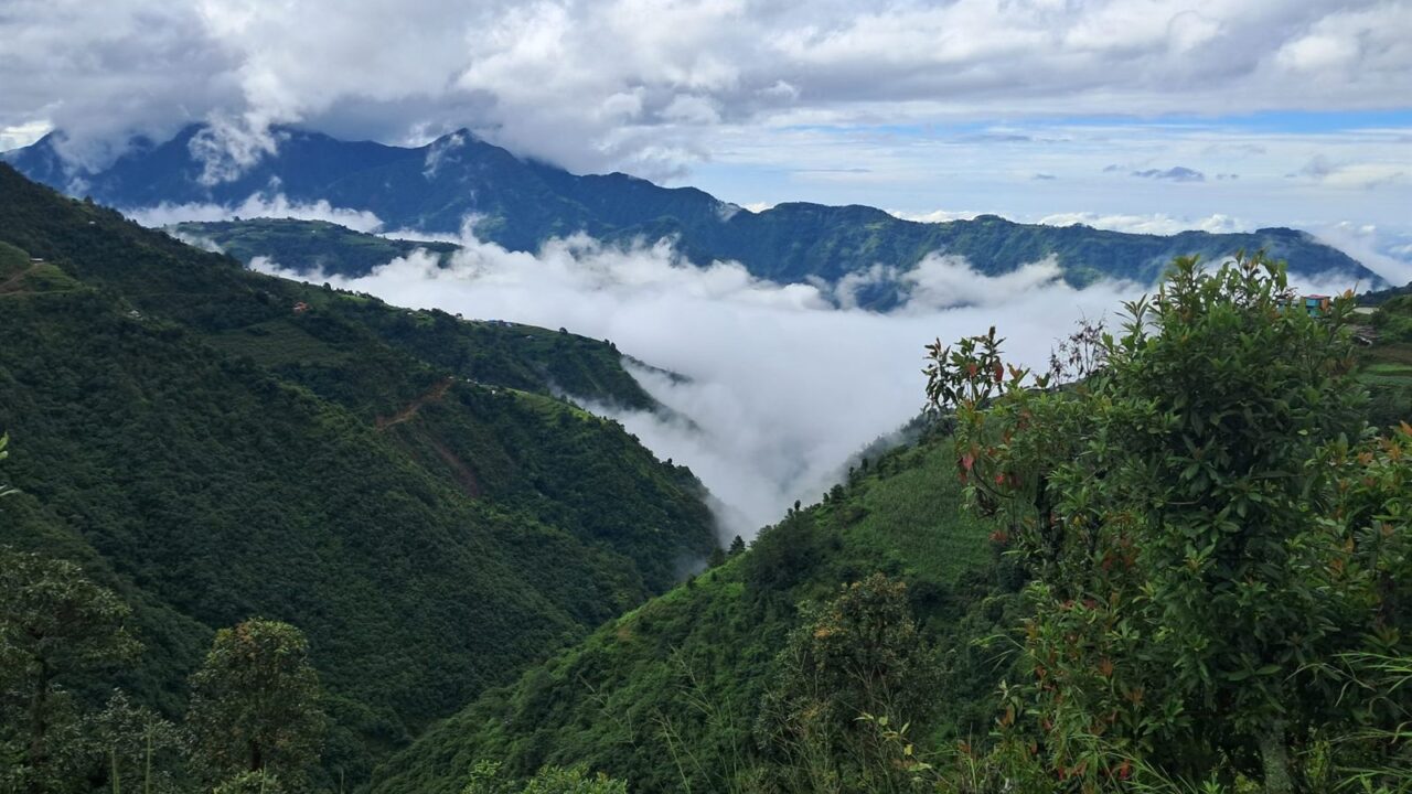 ঢাকা থেকে পাহাড় ও সৈকতে: বাস, ট্রেন না ফ্লাইট — কোনটা কখন