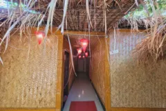 ছনের ছাদের বাঁশের কটেজ সারি