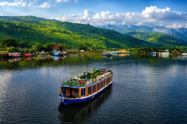 ভেলা হাউসবোট — টাঙ্গুয়ার হাওর