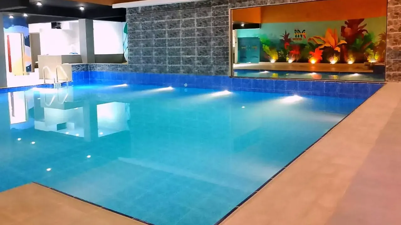 হোটেল মিডিয়া ইন্টারন্যাশনালের সুইমিং পুল