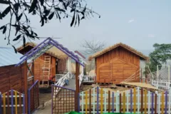 পাহাড়ের ঢালে রিসোর্টের কাঠের কটেজ সারি