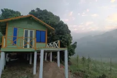 পাহাড়ের ঢালে রিসোর্টের কাঠের কটেজ