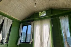 কটেজের ভেতরের অংশ ও জানালা